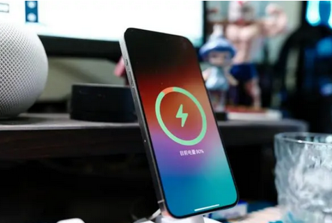 沧州苹果15换屏服务分享用什么充电器给iPhone15充电更好 